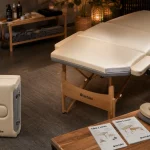 Table de massage Tectake : modèle plié et déployé, rembourrage épais et accessoires