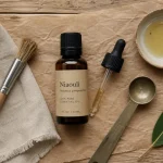 Huiles essentielles niaouli : flacon ambré, compte-gouttes et feuilles de Melaleuca