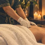 sarayuth - le massage thaï à Paris : pression mains sur le haut du dos, nuque et épaules